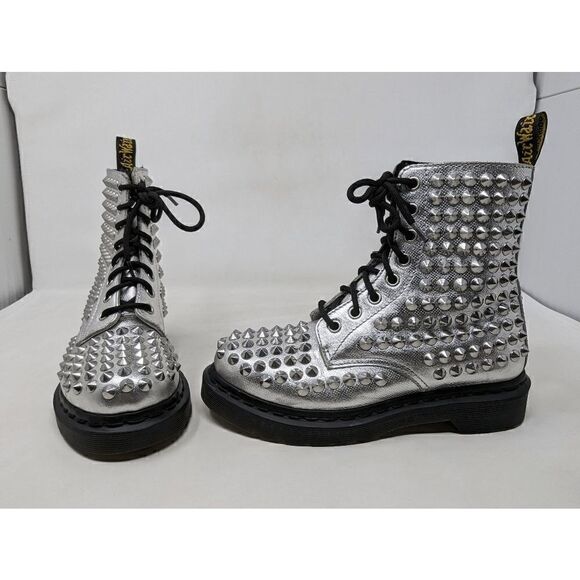 DR. MARTENS SPIKE 1460 8 HOLE SILVER SPIKED BOOTS LEATHER SIZE 6 US NO INSOLE - Picture 1 of 7